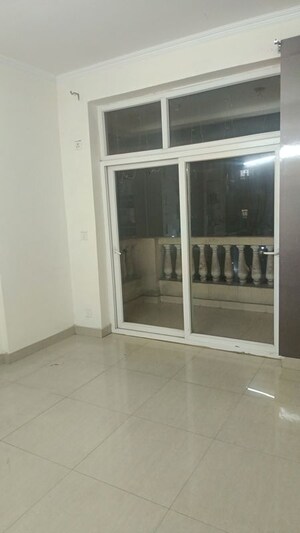 Room in 3 BHK Apartment at Amrapali Silicon City, Sector 76 – for Rent