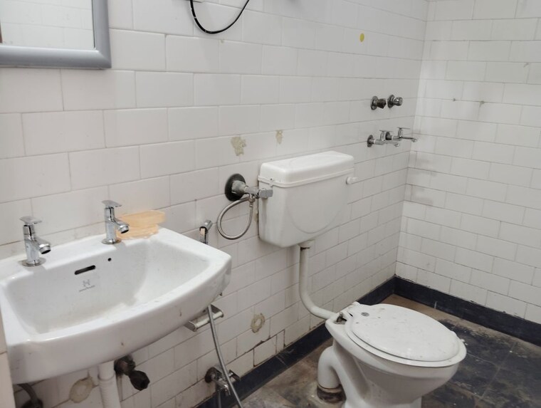 Bathroom, kalkaji 3 Bedroom 1850 Sq.Ft. Builder Floor In Kalkaji Delhi 10394031