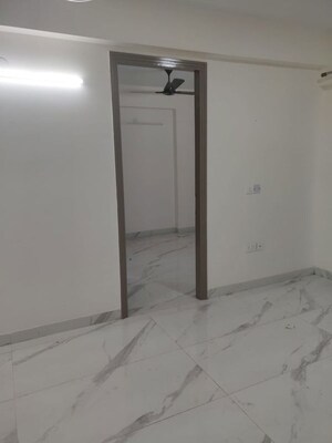 Room in 2.5 BHK Builder Floor at Smart World Gems, Sector 89 – for Rent