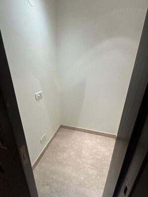 Room in 4 BHK Builder Floor at Hemkunt Colony – for Rent