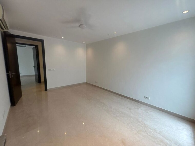 Room, hemkunt colony 4 Bedroom 450 Sq.Yd. Builder Floor In Hemkunt Colony Delhi 10394149