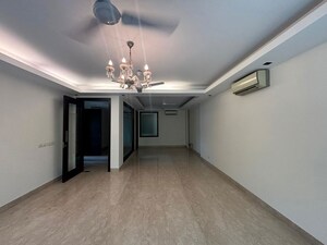 Room in 4 BHK Builder Floor at Hemkunt Colony – for Rent