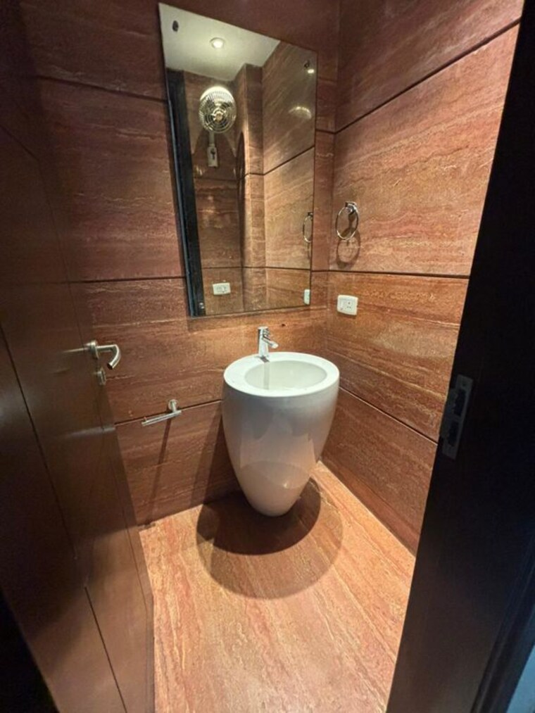 Bathroom, hemkunt colony 4 Bedroom 450 Sq.Yd. Builder Floor In Hemkunt Colony Delhi 10394149