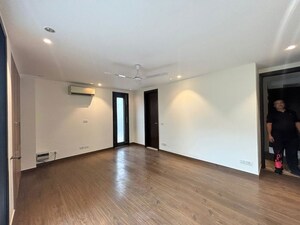Room in 4 BHK Builder Floor at Hemkunt Colony – for Rent