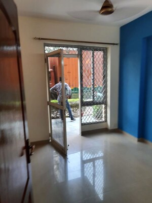 Room in 3 BHK Apartment at Sector 49 – for Rent
