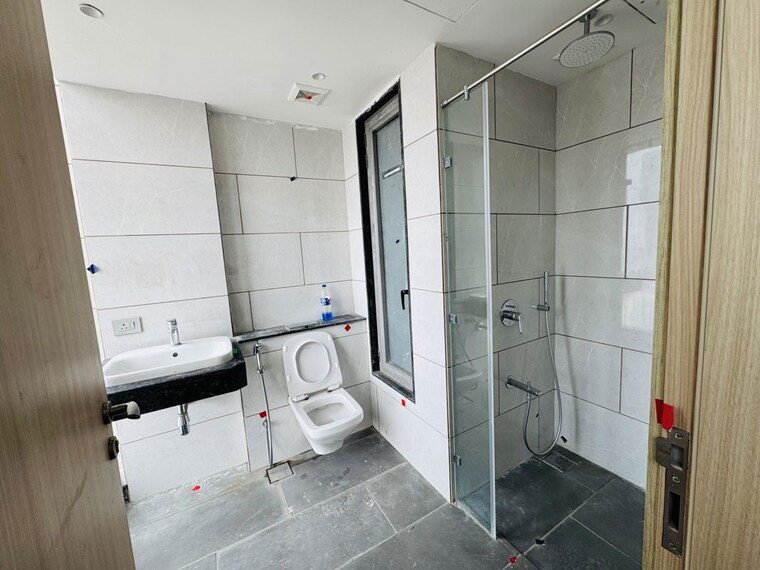Bathroom, rustomjee-crown 4 Bedroom 2230 Sq.Ft. Apartment In Prabhadevi Mumbai 10394524