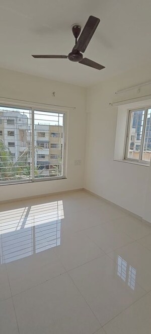 Room in 2 BHK Apartment at Kamgar Putala Vasahat – for Sale