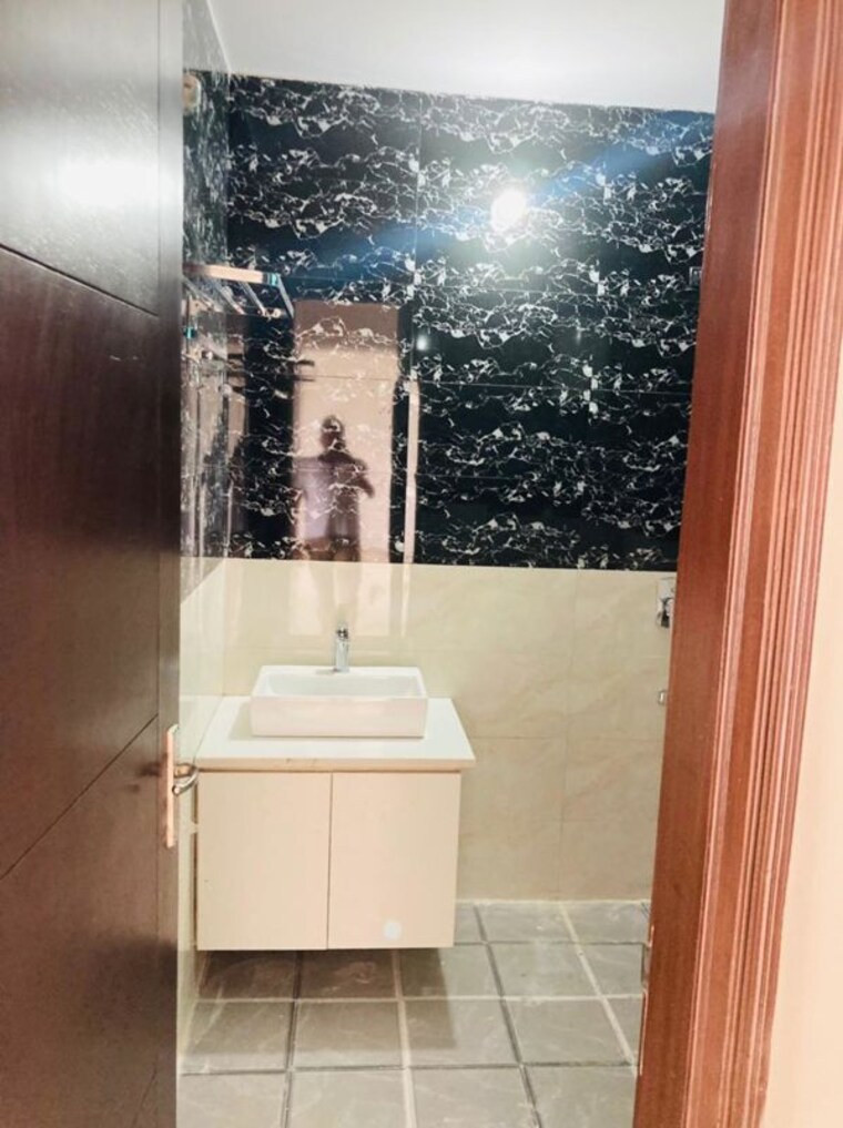 Bathroom, sector 22b 3 Bedroom 1600 Sq.Ft. Builder Floor In Sector 22b Gurgaon 10394568