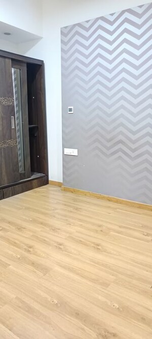 Room in 5 BHK Apartment at Lodha Fiorenza, Goregaon East – for Rent