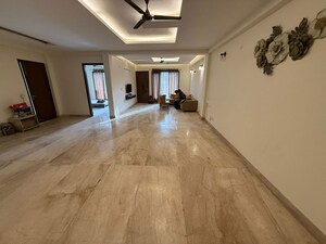 Room in 3 BHK Builder Floor at Sector 10a – for Rent