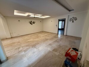 Room in 3 BHK Builder Floor at Sector 10a – for Rent