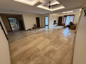 Parking in 3 BHK Builder Floor at Sector 10a – for Rent