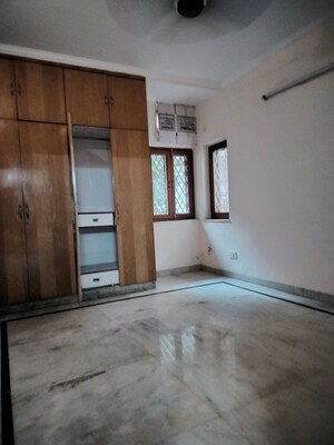 Room in 3 BHK Apartment at Vasant Kunj – for Rent