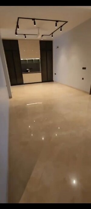 Room in 4 BHK Builder Floor at Ansal Plaza Sector-23, Sector 23 – for Rent