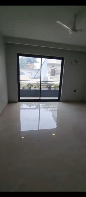 Room in 4 BHK Builder Floor at Ansal Plaza Sector-23, Sector 23 – for Rent