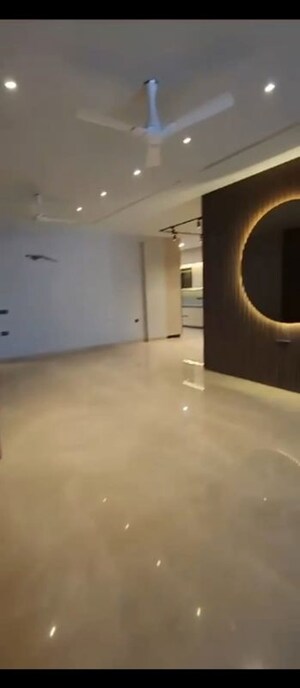 Room in 4 BHK Builder Floor at Ansal Plaza Sector-23, Sector 23 – for Rent