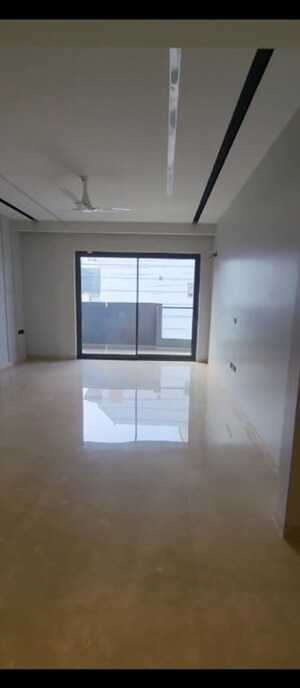 Room in 4 BHK Builder Floor at Ansal Plaza Sector-23, Sector 23 – for Rent