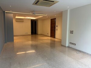 Room in 3 BHK Builder Floor at Dlf Phase I – for Rent