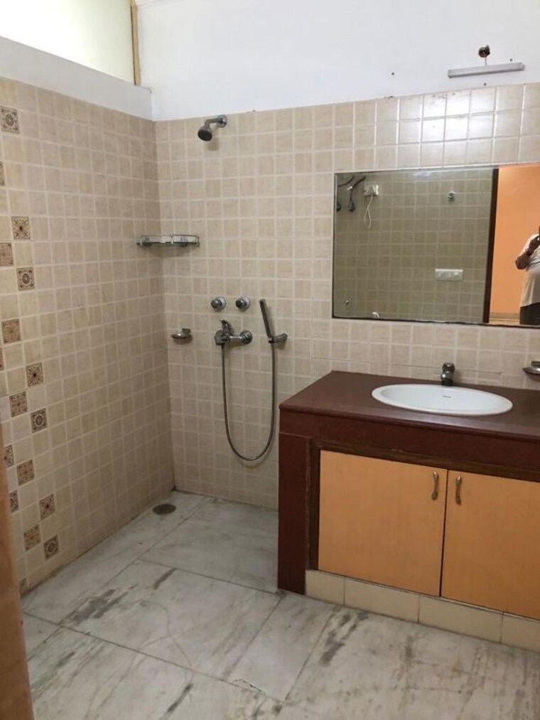 Washroom, sector 14 3 Bedroom 300 Sq.Mt. Builder Floor In Sector 14 Noida 10394926