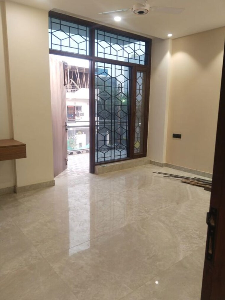 Room, sector 14 3 Bedroom 300 Sq.Mt. Builder Floor In Sector 14 Noida 10394926