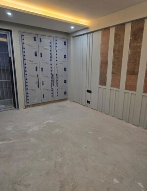 Room in 3 BHK Builder Floor at Hauz Khas Market – for Sale