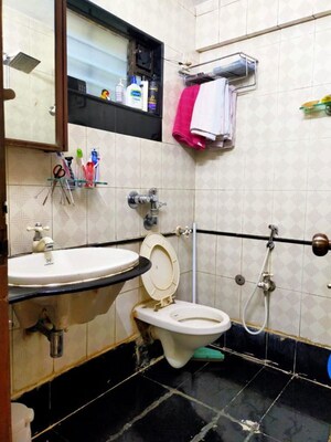 Team Area in 2 BHK Apartment at Everest Cleopatra, Vile Parle East – for Rent