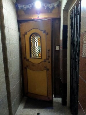 Building Lobby in 2 BHK Apartment at Everest Cleopatra, Vile Parle East – for Rent