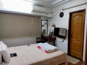 Bedroom in 2 BHK Apartment at Everest Cleopatra, Vile Parle East – for Rent