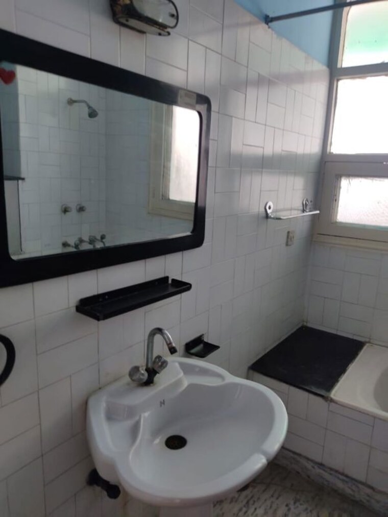 Bathroom, dlf phase ii 4 Bedroom 300 Sq.Yd. Builder Floor In Dlf Phase ii Gurgaon 10395098