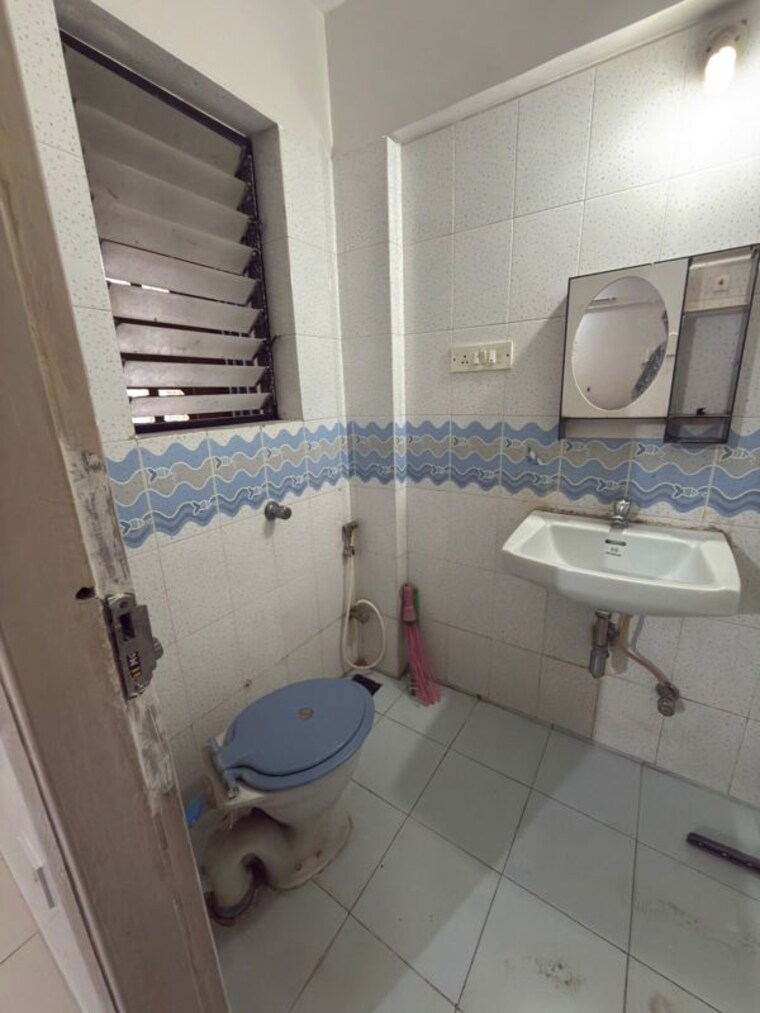 Bathroom, dindoshi-onkar-chs 1 Bedroom 350 Sq.Ft. Apartment In Malad East Mumbai 10395095