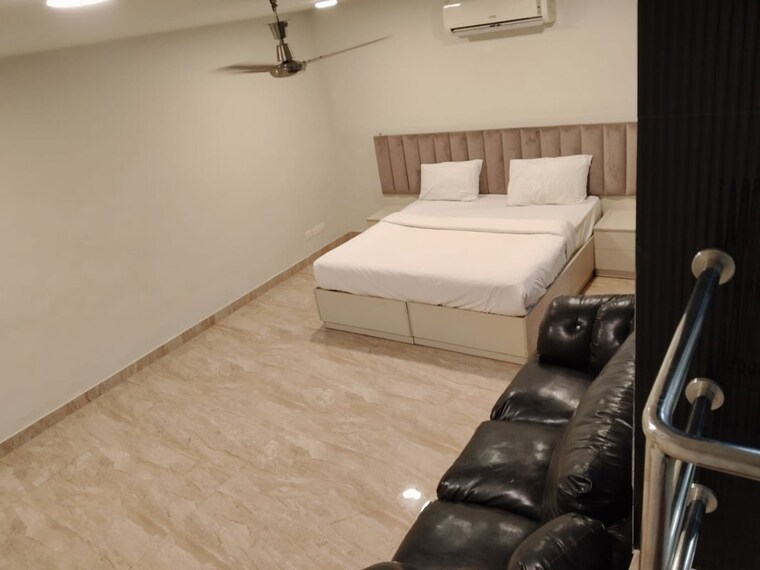 Team Area, dlf phase ii 3 Bedroom 300 Sq.Yd. Builder Floor In Dlf Phase ii Gurgaon 10395116