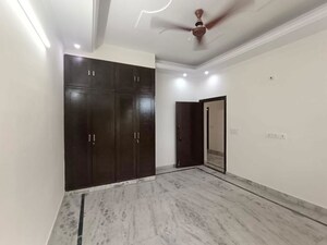 Room in 4 BHK Builder Floor at Ansal Plaza Sector-23, Sector 23 – for Rent