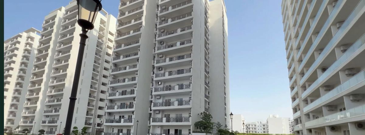 4 BHK + Servant Room 2600 Sq.Ft. Apartment in Central Park Flower Valley Aqua Front Towers