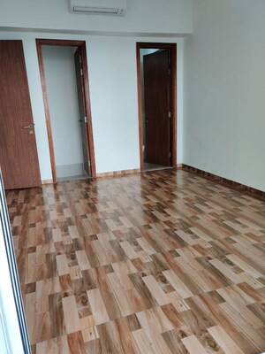 Room in 3 BHK Apartment at Omkar Alta Monte, Malad East – for Rent