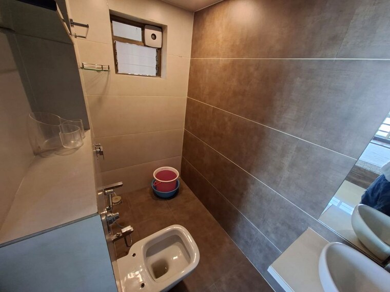 Bathroom, oberoi-springs 4 Bedroom 1800 Sq.Ft. Apartment In Andheri West Mumbai 10395326