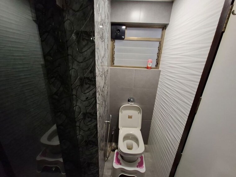 Bathroom, oberoi-springs 4 Bedroom 1800 Sq.Ft. Apartment In Andheri West Mumbai 10395326