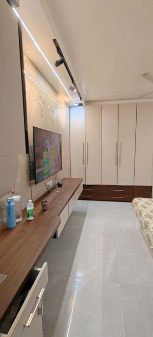 Room in 3.5 BHK Apartment at Oxy Beaumonde, Viman Nagar – for Sale
