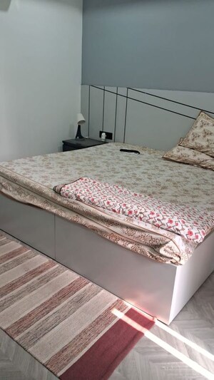 Bedroom in 1 BHK Apartment at DLF Building 10, Dlf Phase ii – for Rent