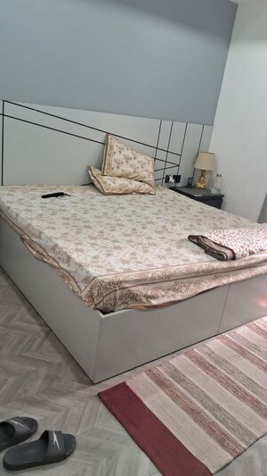 Bedroom in 1 BHK Apartment at DLF Building 10, Dlf Phase ii – for Rent