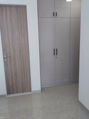Room in 3.5 BHK Apartment at Dosti Eastern Bay Phase 3, Wadala – for Rent