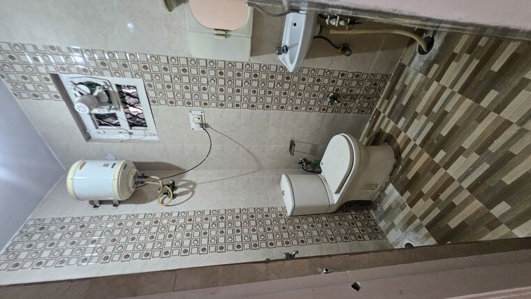 Bathroom, dilshad colony 3 Bedroom 950 Sq.Ft. Apartment In Dilshad Colony Delhi 10395460