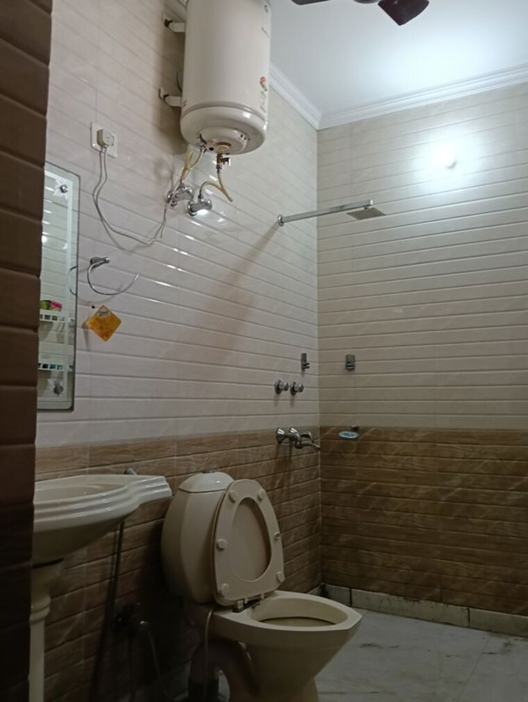 Bathroom, patel nagar 3 Bedroom 2500 Sq.Ft. Builder Floor In Patel Nagar Gurgaon 10395527