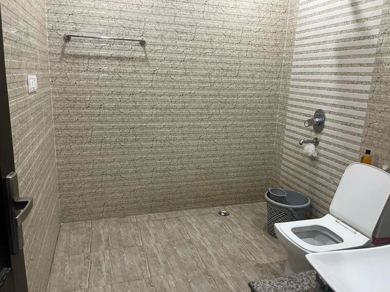 Bathroom, dlf phase iv 4 Bedroom 360 Sq.Yd. Builder Floor In Dlf Phase iv Gurgaon 10395573