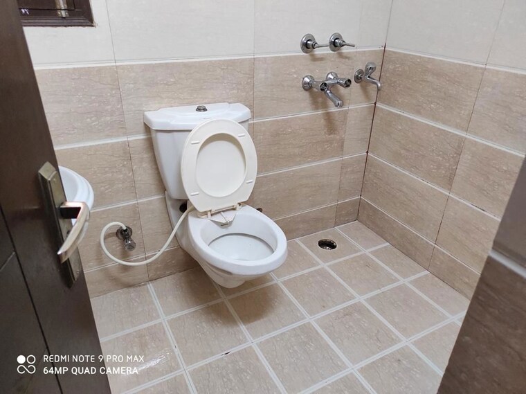 Bathroom, dlf phase iv 4 Bedroom 360 Sq.Yd. Builder Floor In Dlf Phase iv Gurgaon 10395573