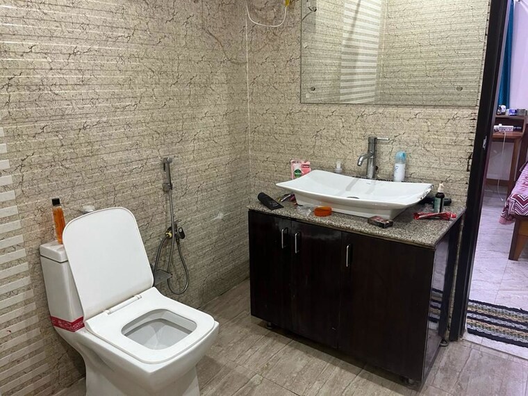 Bathroom, dlf phase iv 4 Bedroom 360 Sq.Yd. Builder Floor In Dlf Phase iv Gurgaon 10395573