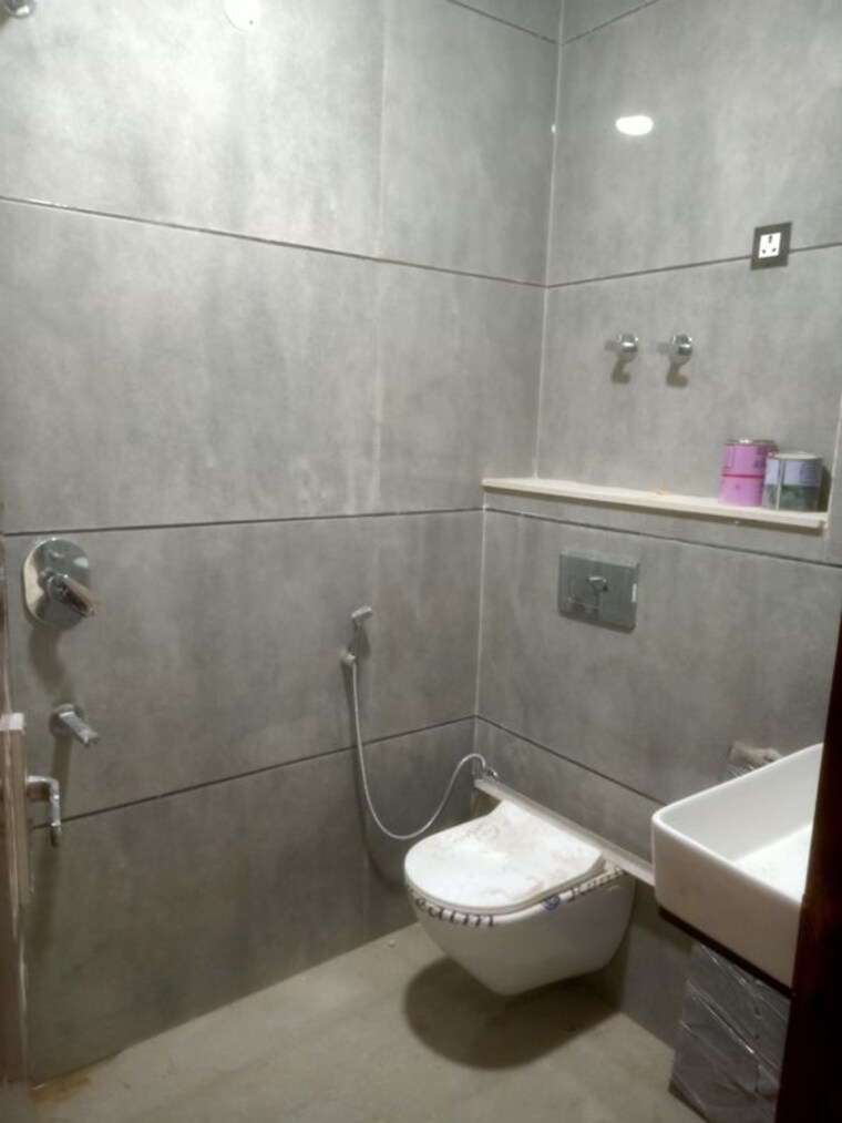 Bathroom, vasant kunj enclave 2 Bedroom 75 Sq.Yd. Builder Floor In Vasant Kunj Enclave Delhi 10395554