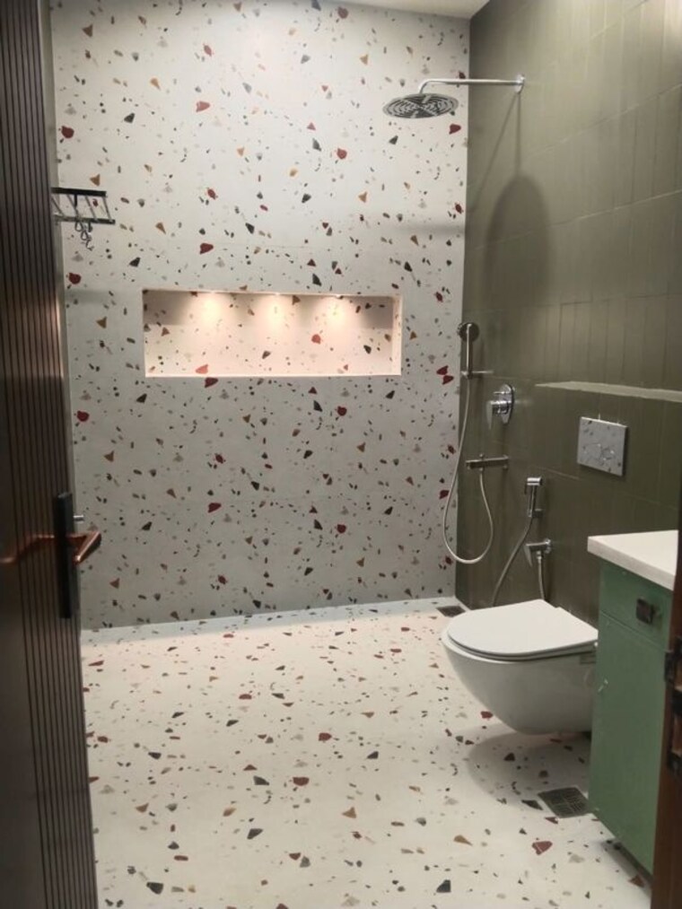 Bathroom, safdarjung enclave 3 Bedroom 225 Sq.Ft. Builder Floor In Safdarjung Enclave Delhi 10395642