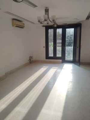 Room in 3 BHK Builder Floor at Safdarjung Development Area – for Rent