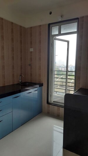 Room in 1.5 BHK Apartment at Sheth Zuri, Laxmi Nagar – for Rent