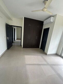 2.5 BHK + Pooja Room,Servant Room,Study Room,Extra Room,Basement,Store Room Builder Floor For Rent in Smart World Orchard